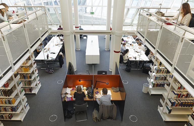 Blick von oben auf eine Bibliothek