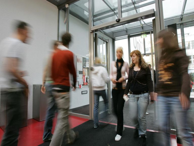 Haupteingang UniS von innen mit Leuten die herein und heraus gehen